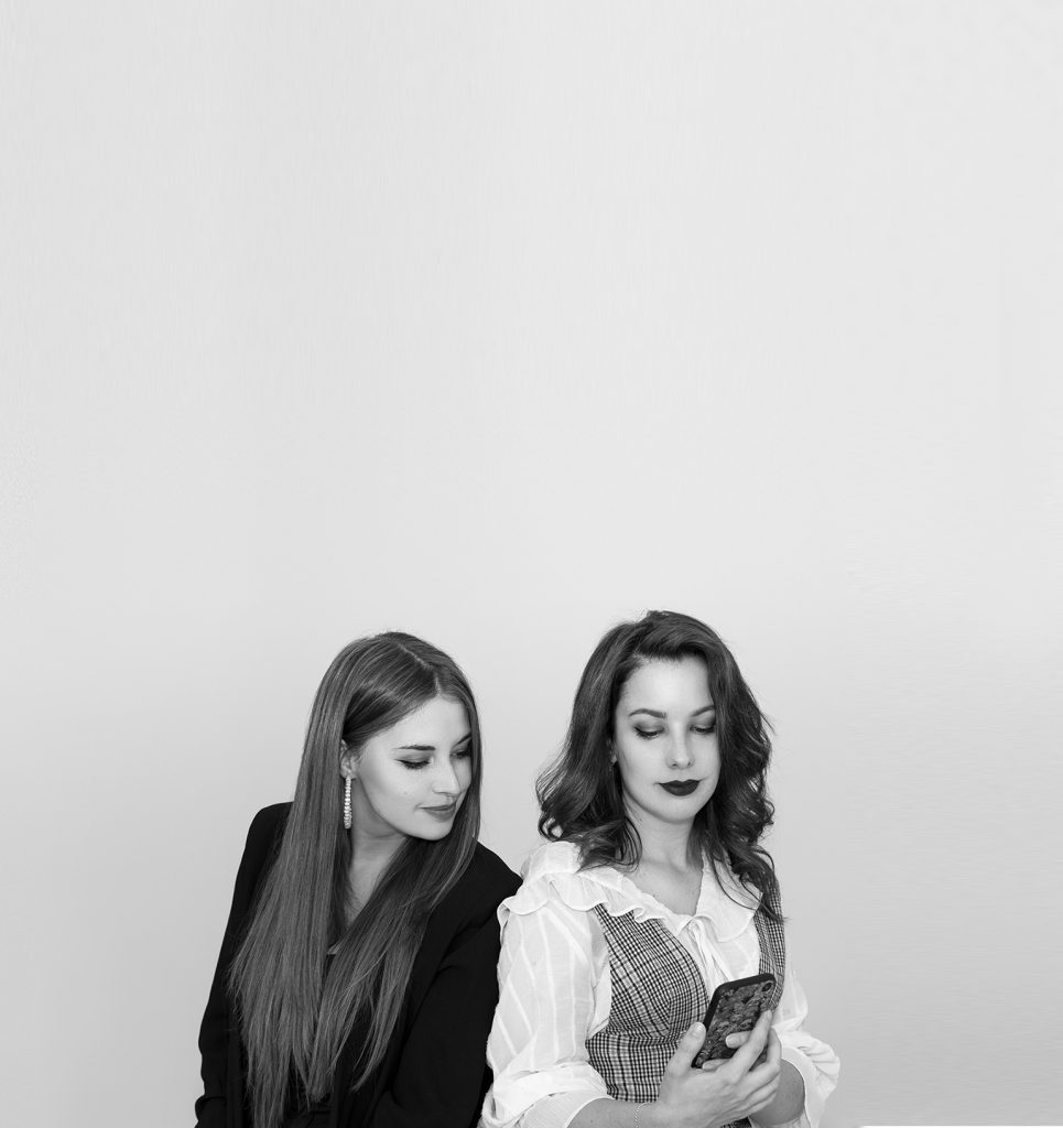 Fotografía en blanco y negro de dos mujeres sentadas