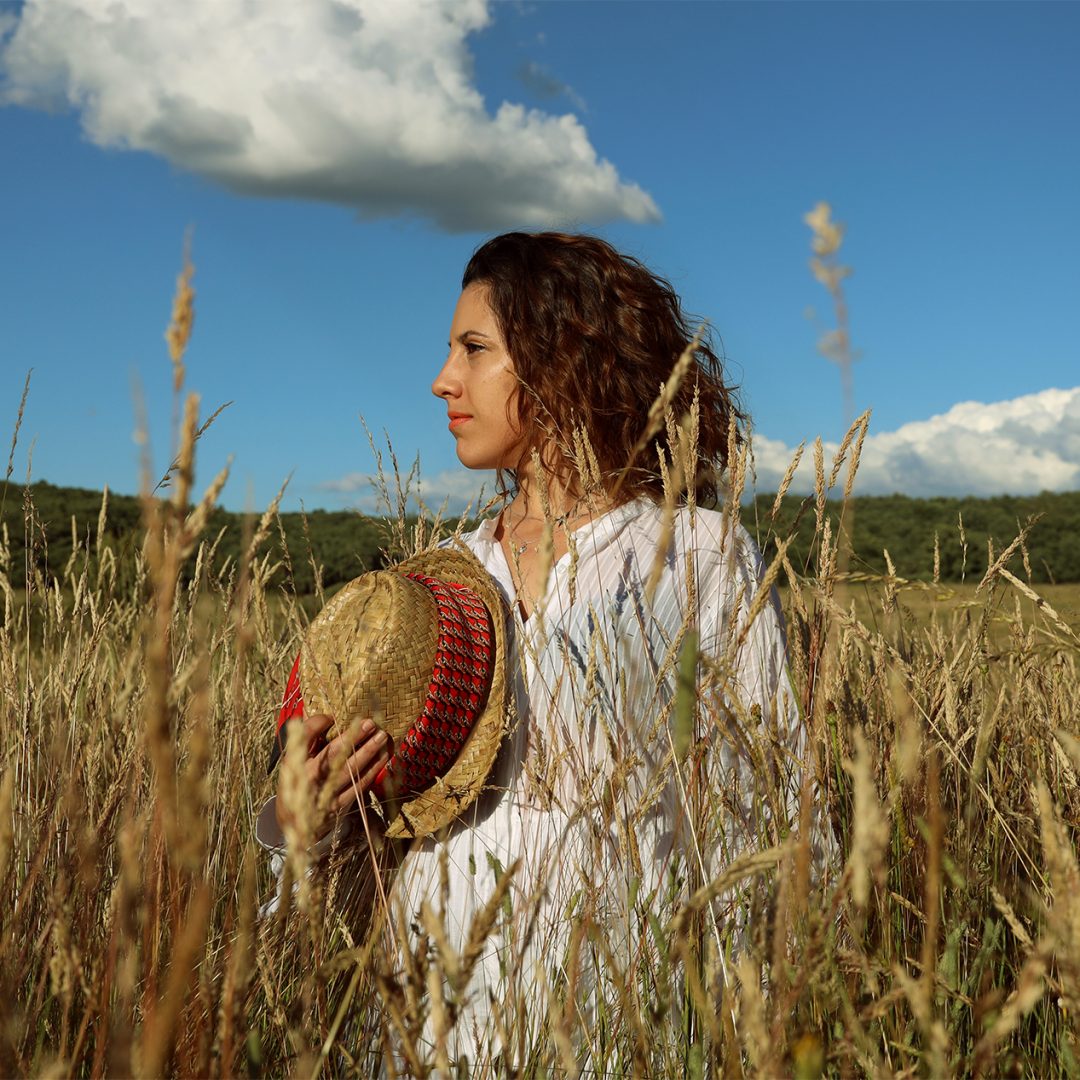 Retrato fotográfico de mujer en un campo de trigo